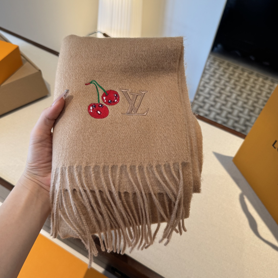 樱桃围巾❗️好看的要疯掉了，太有型太有魅力了❗️❗️非常斯文时尚的秋冬单品！真的很喜欢，非常Classi