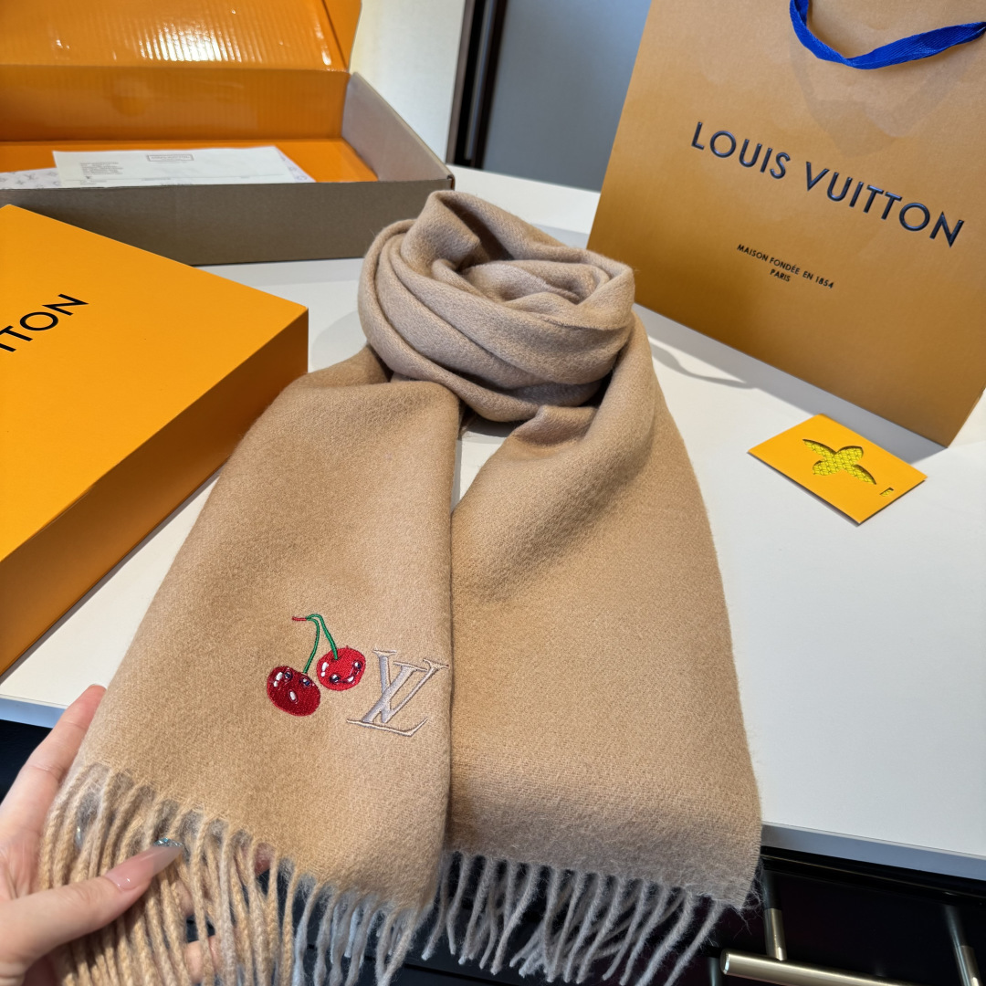 樱桃围巾❗️好看的要疯掉了，太有型太有魅力了❗️❗️非常斯文时尚的秋冬单品！真的很喜欢，非常Classi