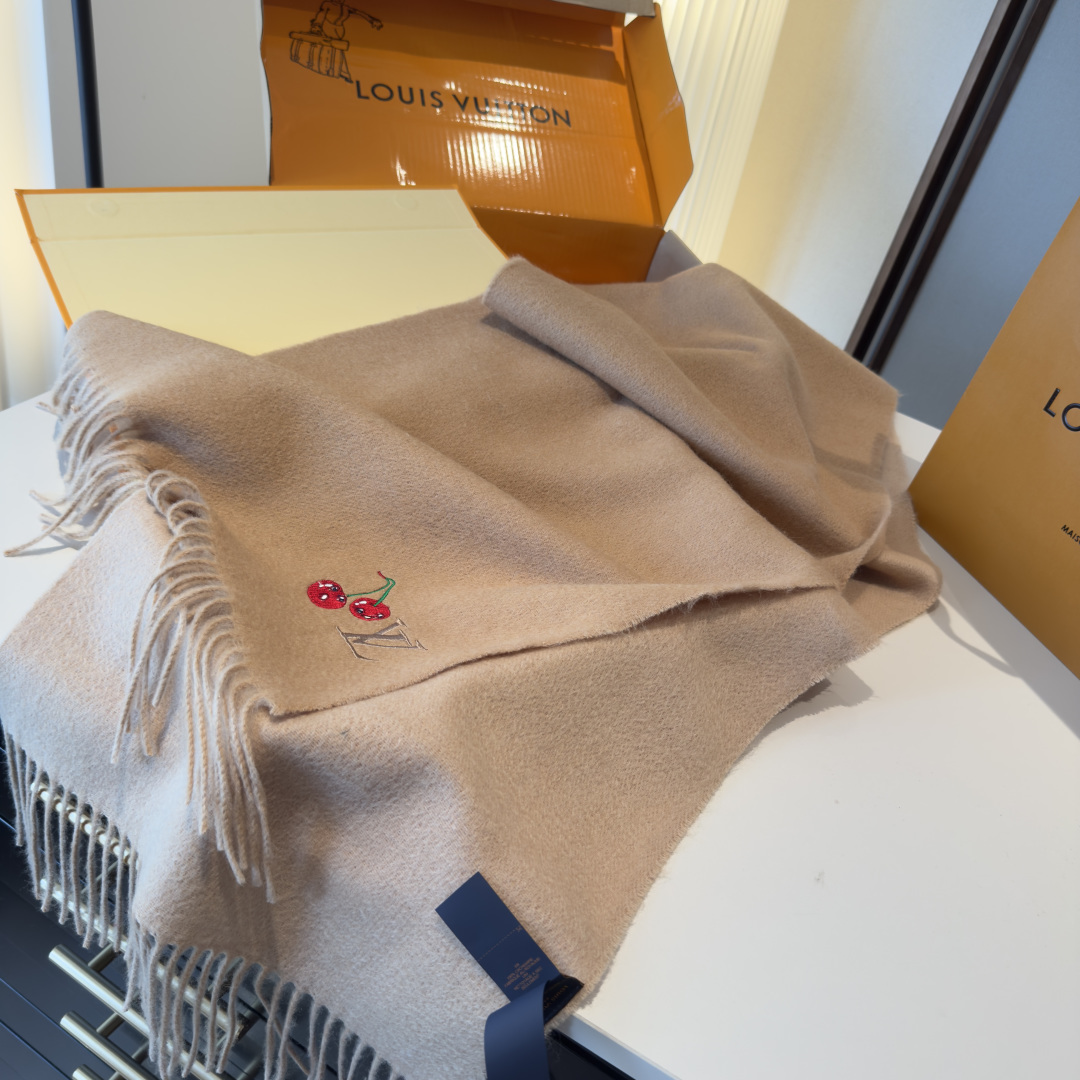 樱桃围巾❗️好看的要疯掉了，太有型太有魅力了❗️❗️非常斯文时尚的秋冬单品！真的很喜欢，非常Classi