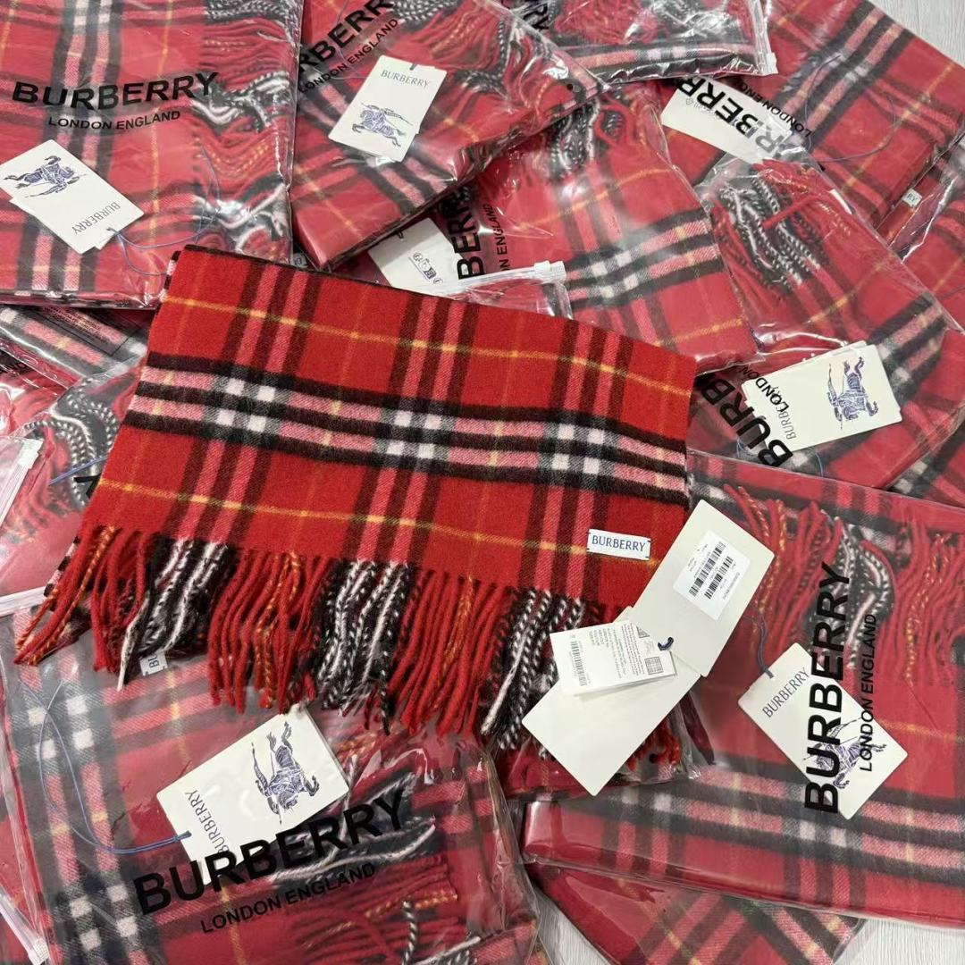 Burberry圣诞款羊绒版本金婧，张婧仪，周洁琼同款围巾新年福利苏格兰大红格围巾，走英国的单， 这款是
