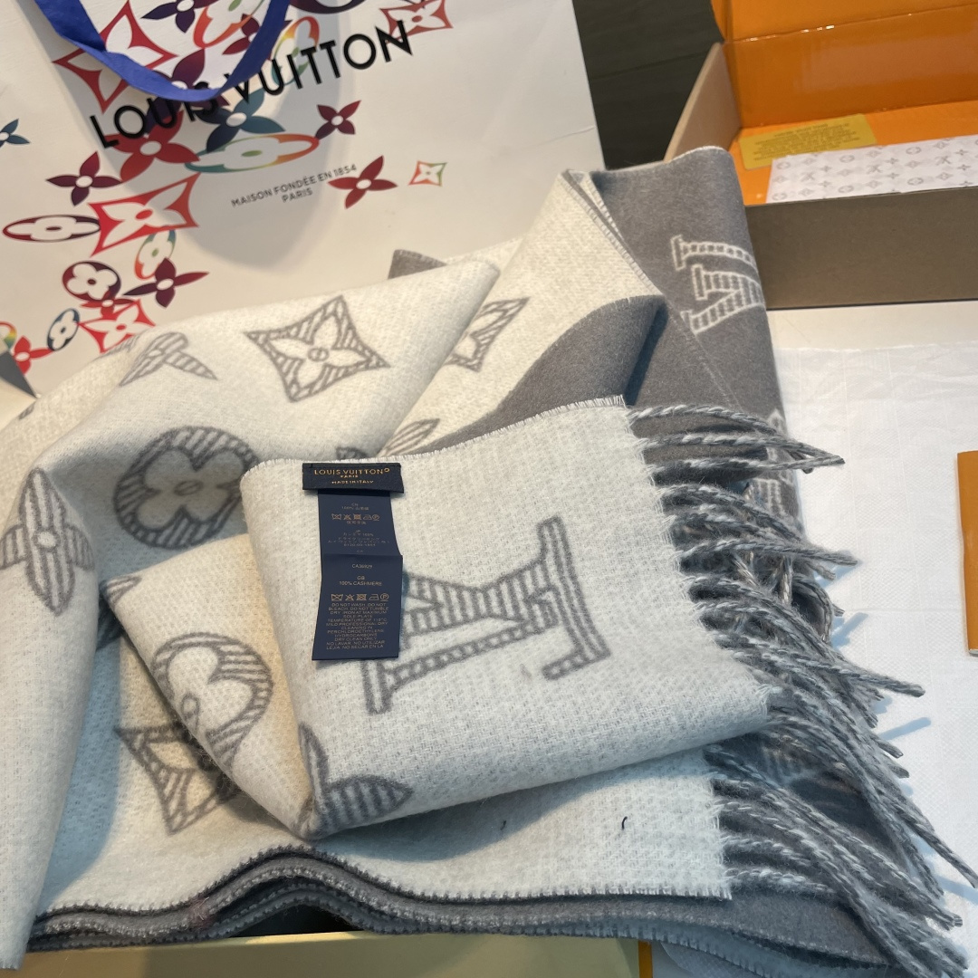 💕上新🆕新款出货‼️同步品质驴家双面立体提花镂空围巾披肩尺寸，40×180材质：90%羊绒，10%羊绒