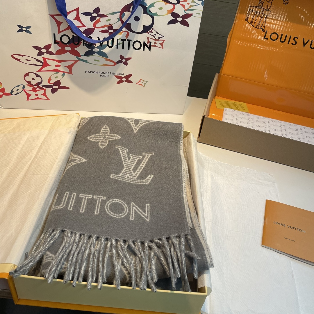 💕上新🆕新款出货‼️同步品质驴家双面立体提花镂空围巾披肩尺寸，40×180材质：90%羊绒，10%羊绒