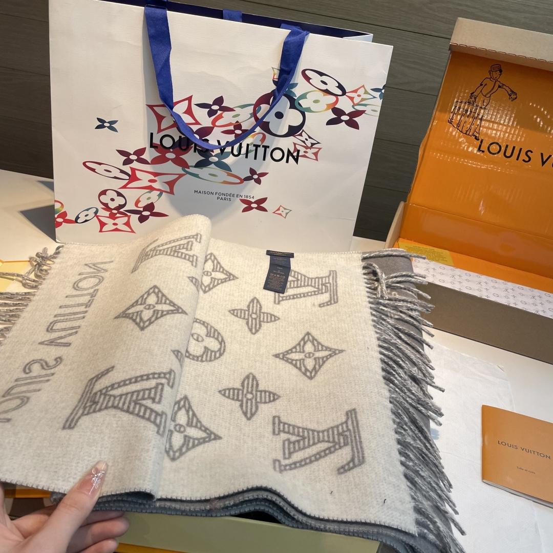 💕上新🆕新款出货‼️同步品质驴家双面立体提花镂空围巾披肩尺寸，40×180材质：90%羊绒，10%羊绒