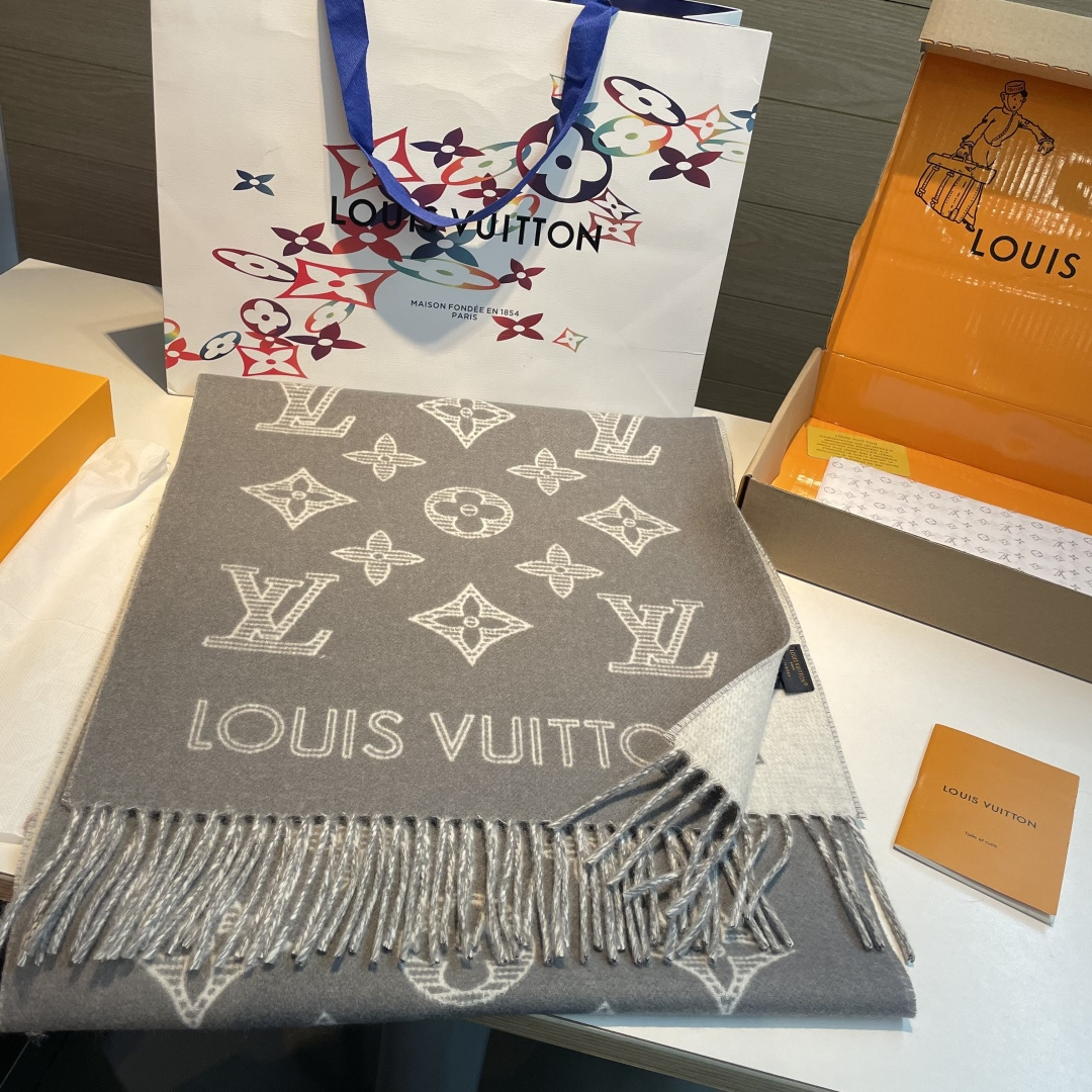 💕上新🆕新款出货‼️同步品质驴家双面立体提花镂空围巾披肩尺寸，40×180材质：90%羊绒，10%羊绒