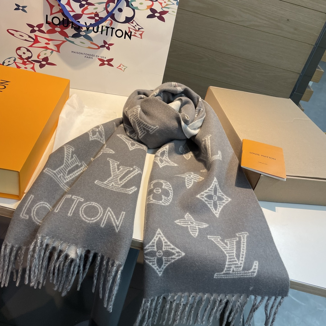 💕上新🆕新款出货‼️同步品质驴家双面立体提花镂空围巾披肩尺寸，40×180材质：90%羊绒，10%羊绒