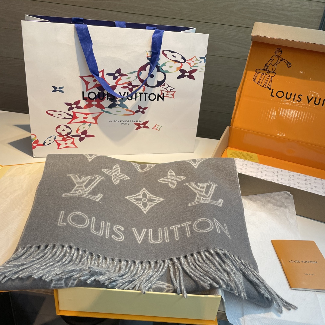 💕上新🆕新款出货‼️同步品质驴家双面立体提花镂空围巾披肩尺寸，40×180材质：90%羊绒，10%羊绒