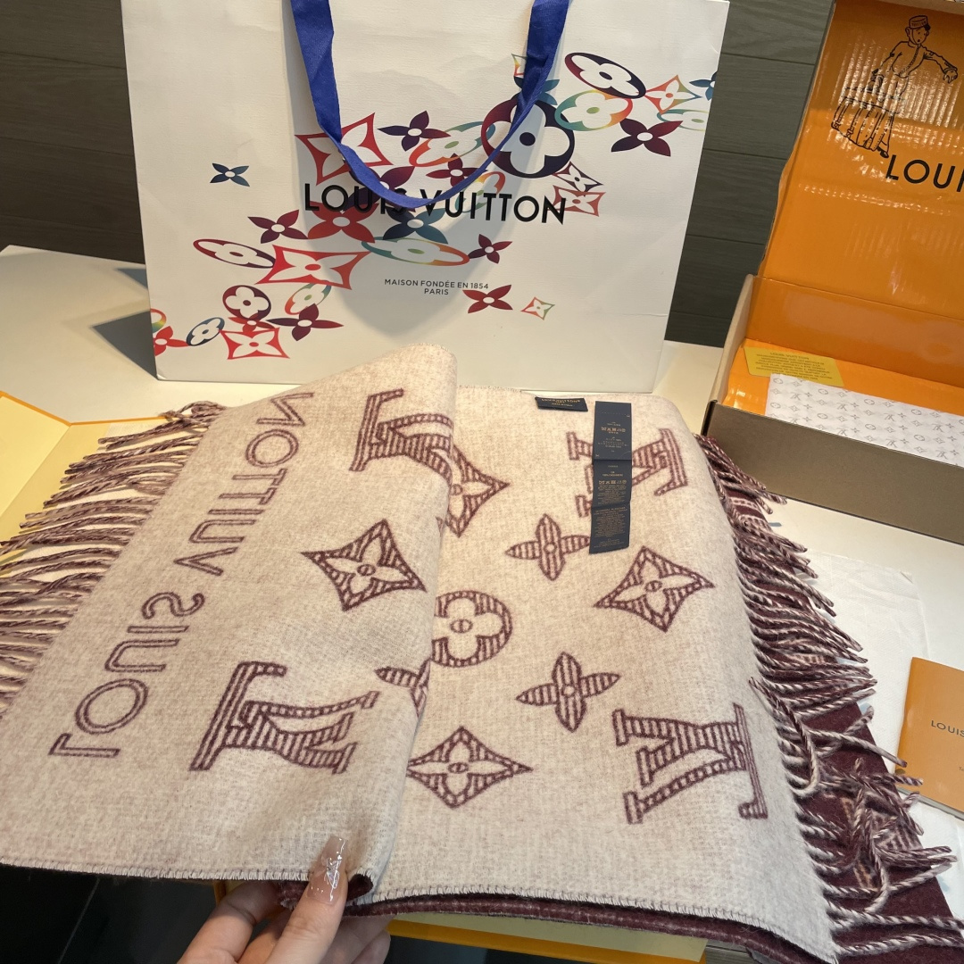 💕上新🆕新款出货‼️同步品质驴家双面立体提花镂空围巾披肩尺寸，40×180材质：90%羊绒，10%羊绒