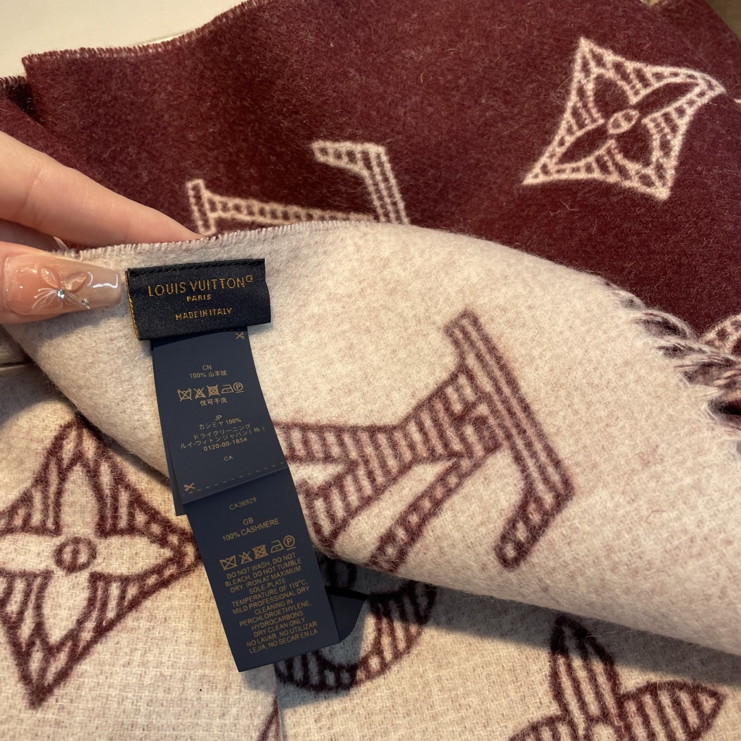 💕上新🆕新款出货‼️同步品质驴家双面立体提花镂空围巾披肩尺寸，40×180材质：90%羊绒，10%羊绒