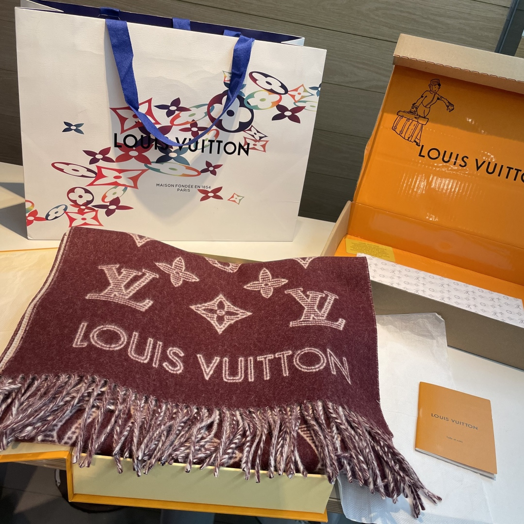 💕上新🆕新款出货‼️同步品质驴家双面立体提花镂空围巾披肩尺寸，40×180材质：90%羊绒，10%羊绒