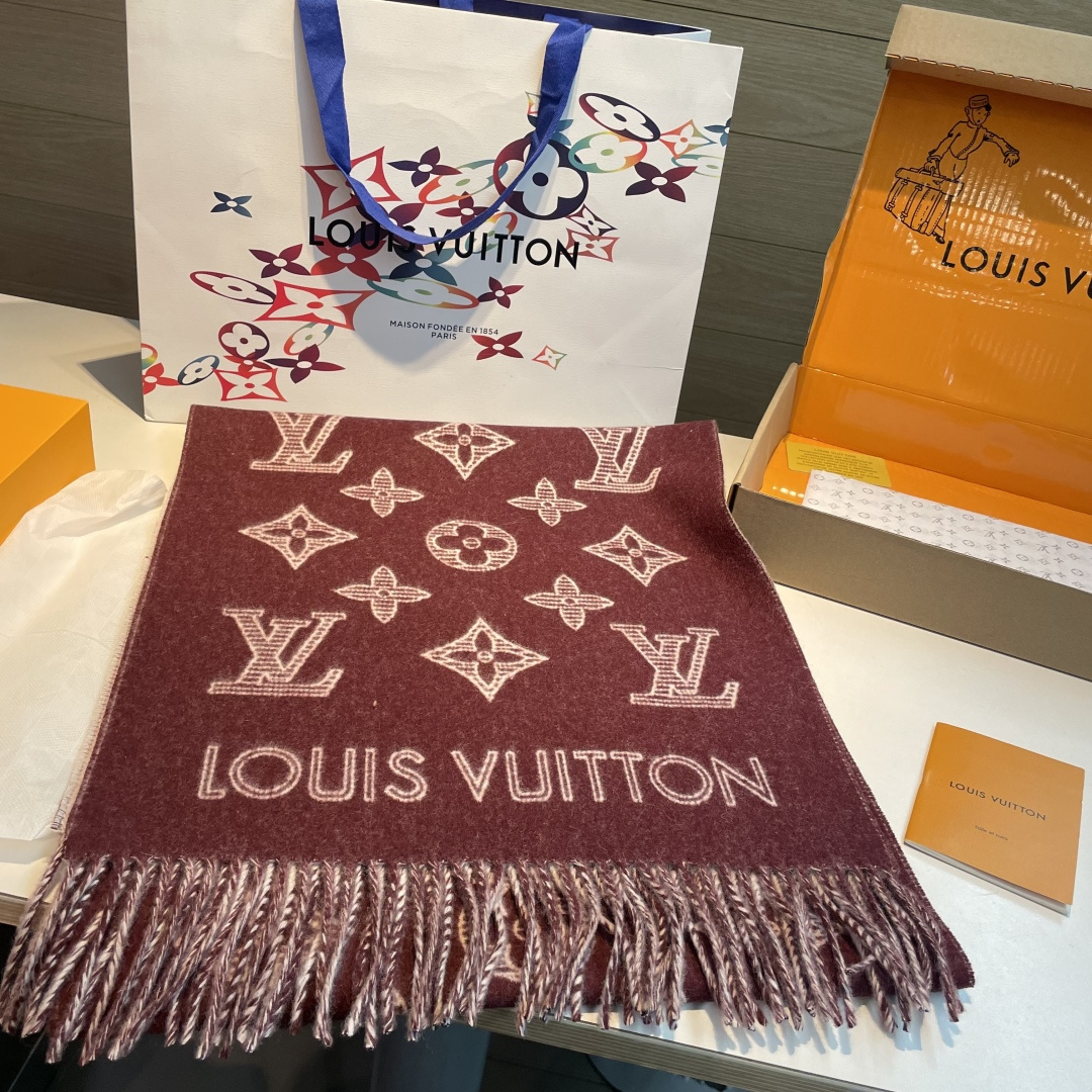 💕上新🆕新款出货‼️同步品质驴家双面立体提花镂空围巾披肩尺寸，40×180材质：90%羊绒，10%羊绒