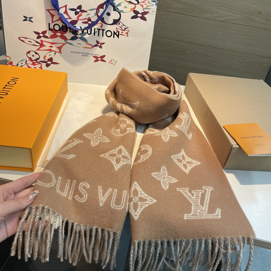 💕上新🆕新款出货‼️同步品质驴家双面立体提花镂空围巾披肩尺寸，40×180材质：90%羊绒，10%羊绒