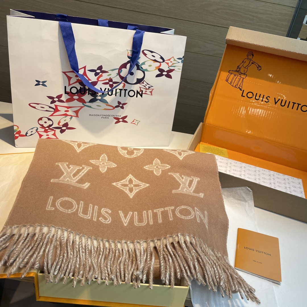 💕上新🆕新款出货‼️同步品质驴家双面立体提花镂空围巾披肩尺寸，40×180材质：90%羊绒，10%羊绒