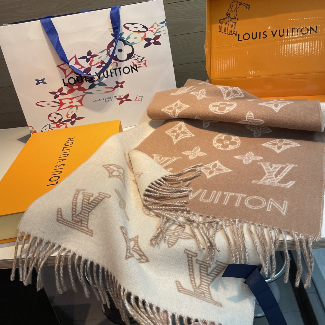 💕上新🆕新款出货‼️同步品质驴家双面立体提花镂空围巾披肩尺寸，40×180材质：90%羊绒，10%羊绒