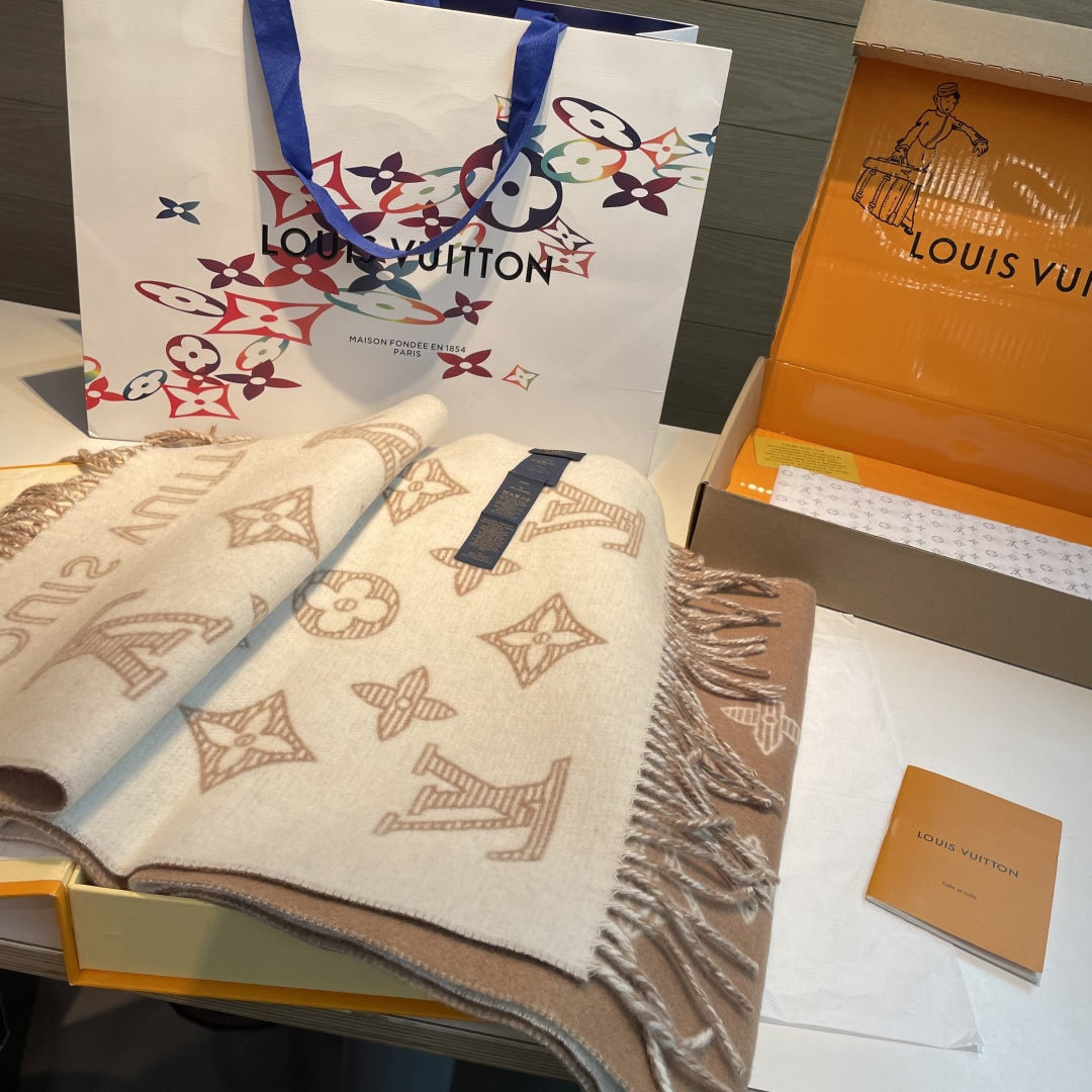 💕上新🆕新款出货‼️同步品质驴家双面立体提花镂空围巾披肩尺寸，40×180材质：90%羊绒，10%羊绒