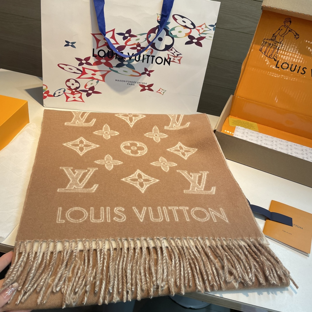 💕上新🆕新款出货‼️同步品质驴家双面立体提花镂空围巾披肩尺寸，40×180材质：90%羊绒，10%羊绒