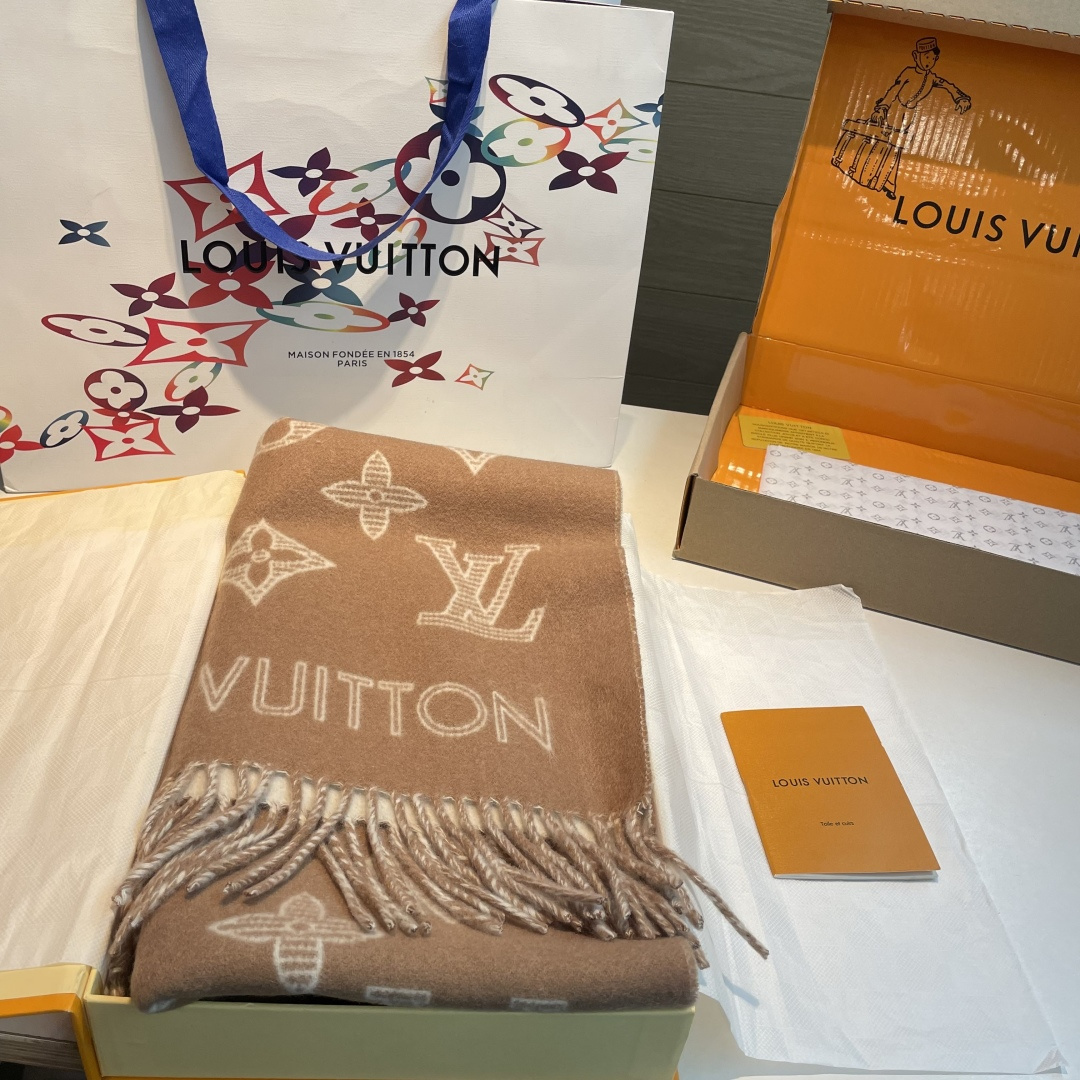 💕上新🆕新款出货‼️同步品质驴家双面立体提花镂空围巾披肩尺寸，40×180材质：90%羊绒，10%羊绒