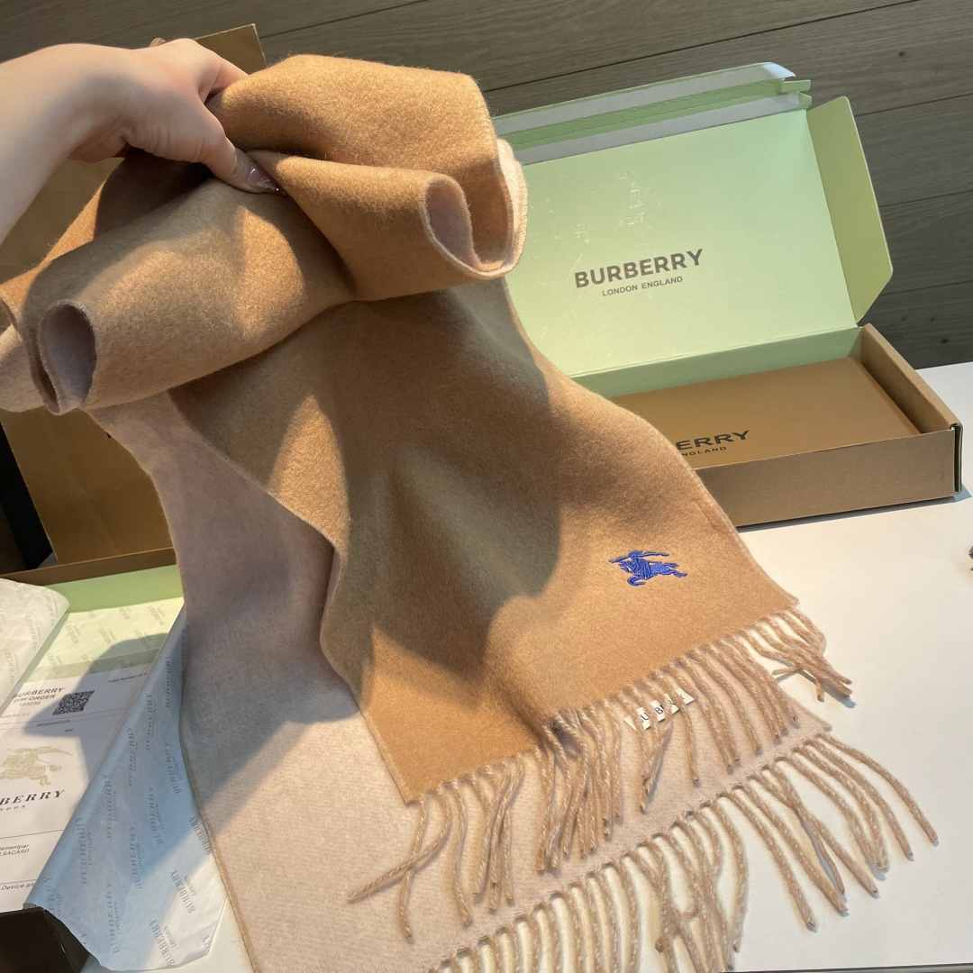 ✨✨Burberry · 巴宝莉双面围巾❗好看的要疯掉了，太有型太有魅力了❗❗非常斯文时尚的秋冬单品！真