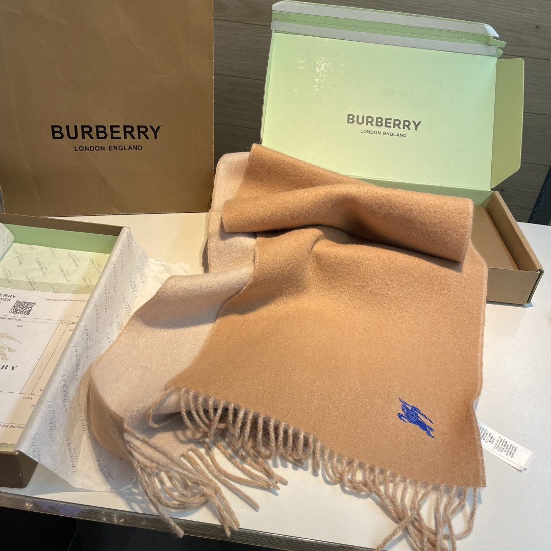 ✨✨Burberry · 巴宝莉双面围巾❗好看的要疯掉了，太有型太有魅力了❗❗非常斯文时尚的秋冬单品！真