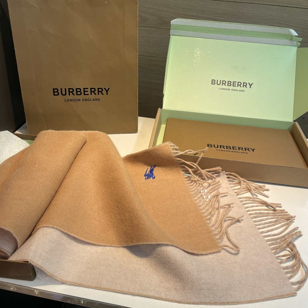 ✨✨Burberry · 巴宝莉双面围巾❗好看的要疯掉了，太有型太有魅力了❗❗非常斯文时尚的秋冬单品！真