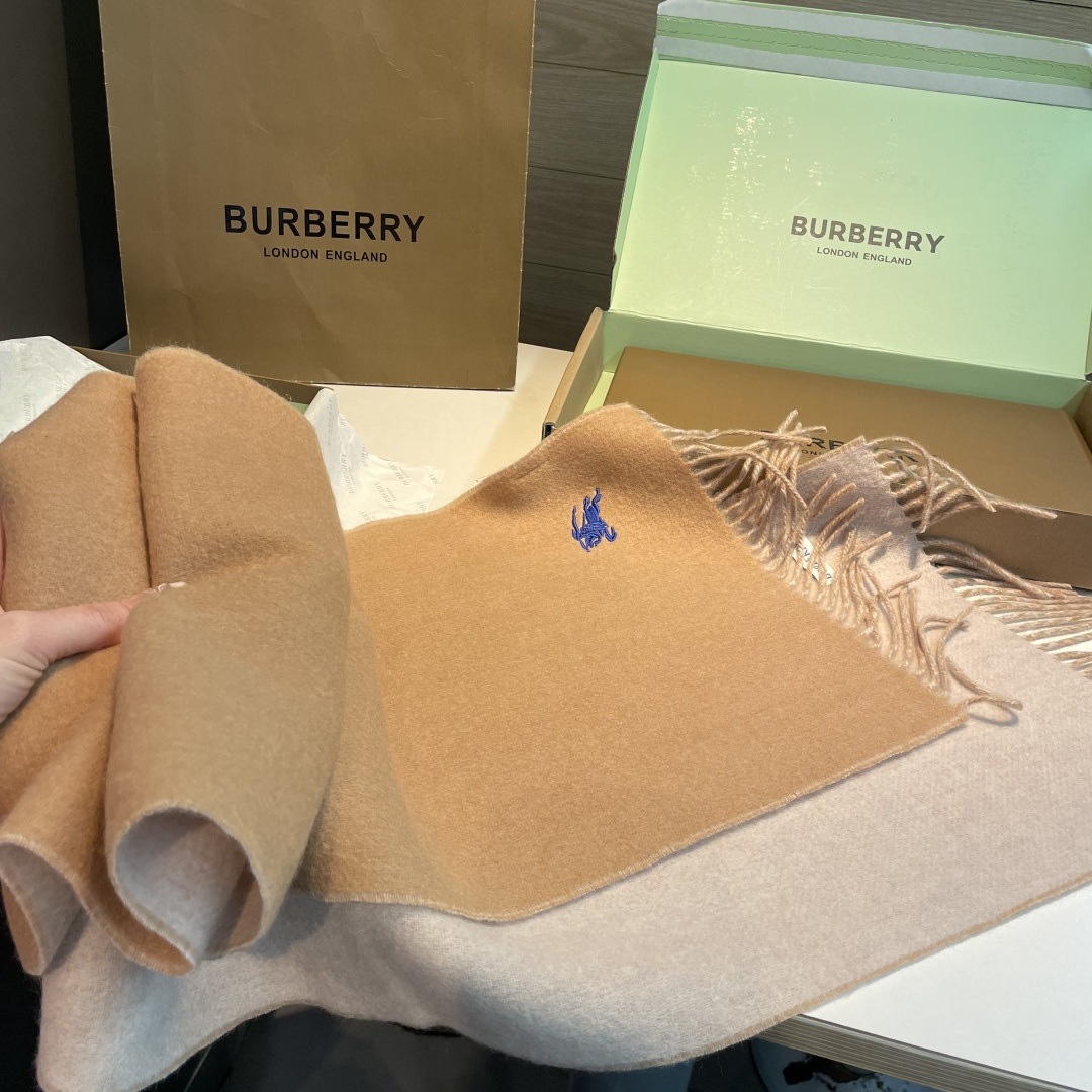 ✨✨Burberry · 巴宝莉双面围巾❗好看的要疯掉了，太有型太有魅力了❗❗非常斯文时尚的秋冬单品！真