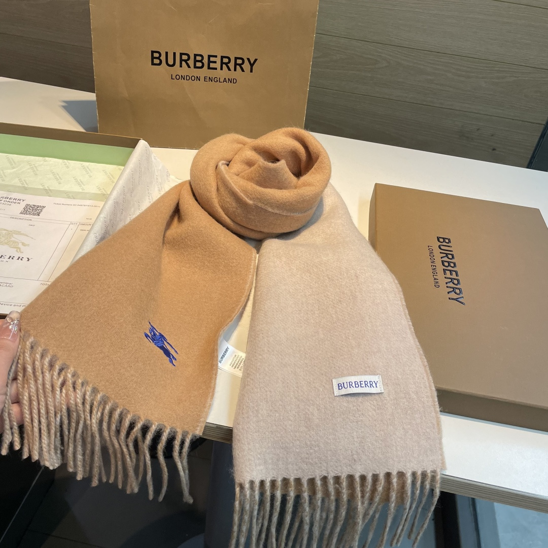 ✨✨Burberry · 巴宝莉双面围巾❗好看的要疯掉了，太有型太有魅力了❗❗非常斯文时尚的秋冬单品！真