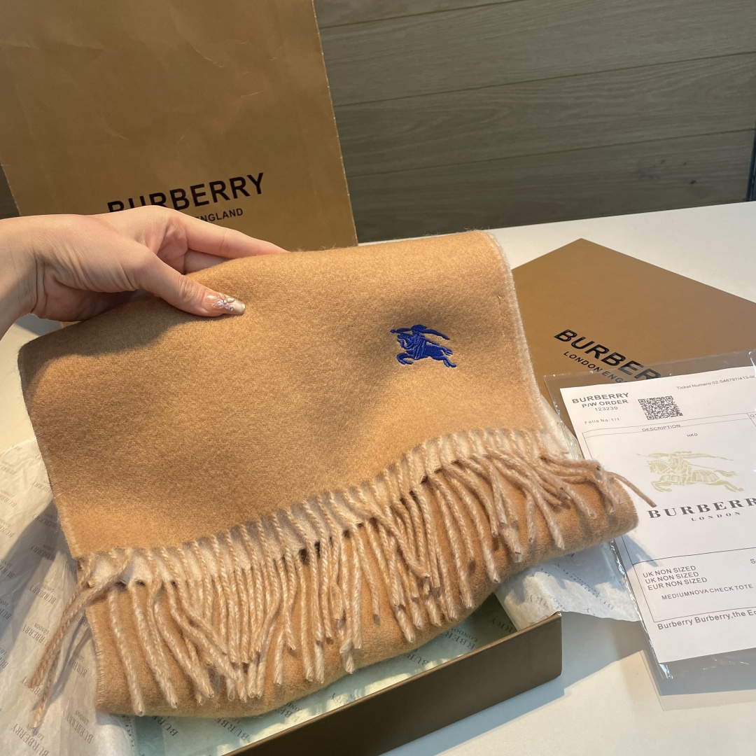 ✨✨Burberry · 巴宝莉双面围巾❗好看的要疯掉了，太有型太有魅力了❗❗非常斯文时尚的秋冬单品！真