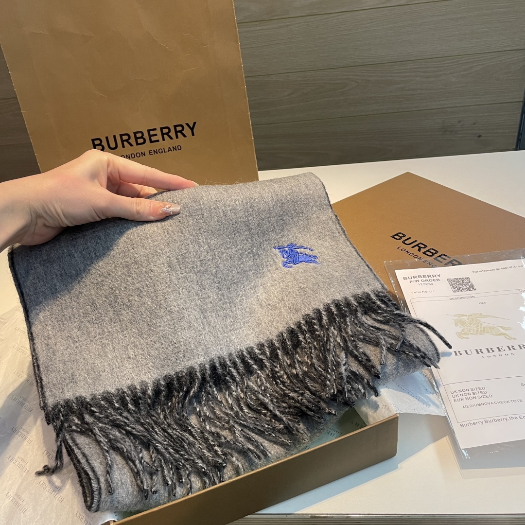 ✨✨Burberry · 巴宝莉双面围巾❗好看的要疯掉了，太有型太有魅力了❗❗非常斯文时尚的秋冬单品！真