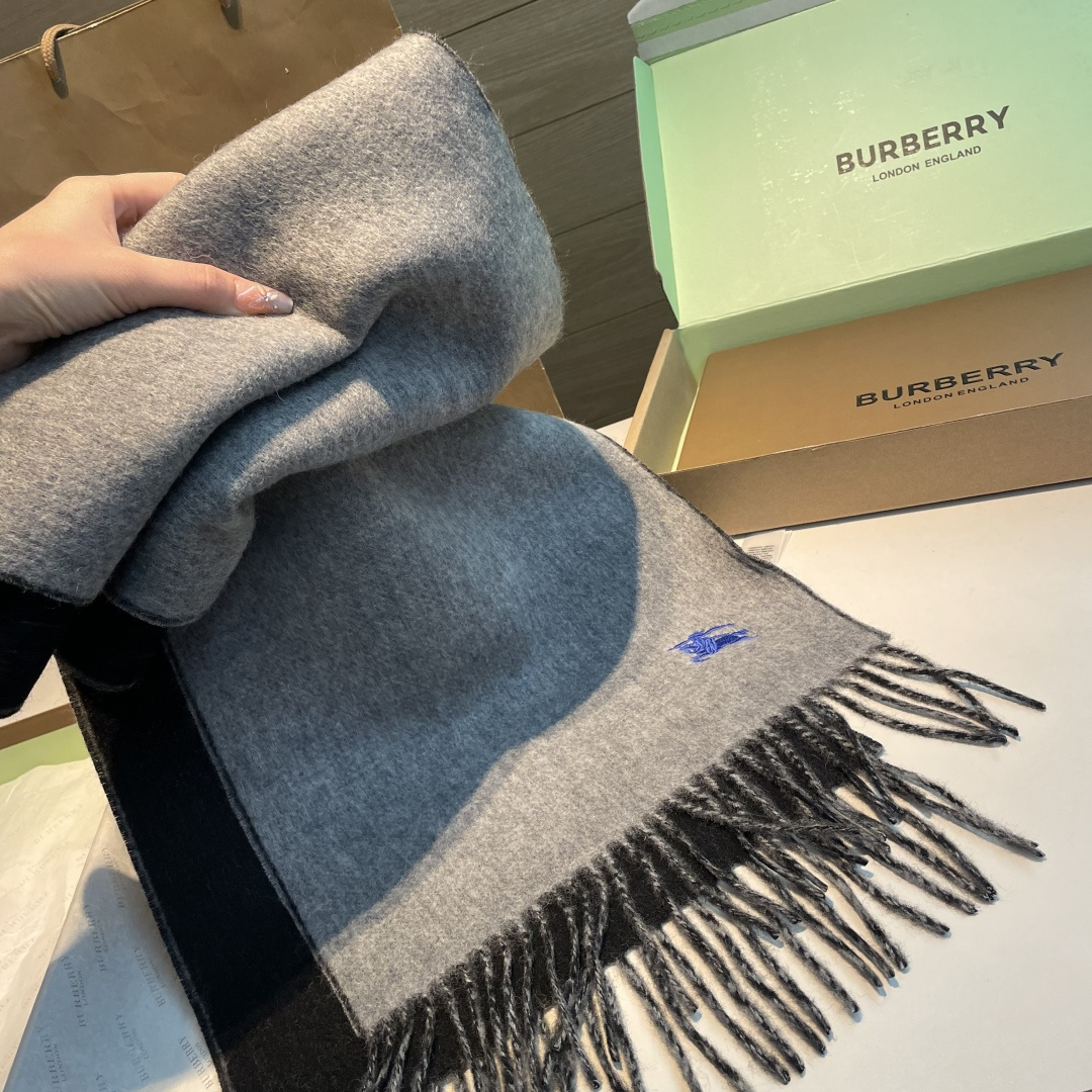 ✨✨Burberry · 巴宝莉双面围巾❗好看的要疯掉了，太有型太有魅力了❗❗非常斯文时尚的秋冬单品！真