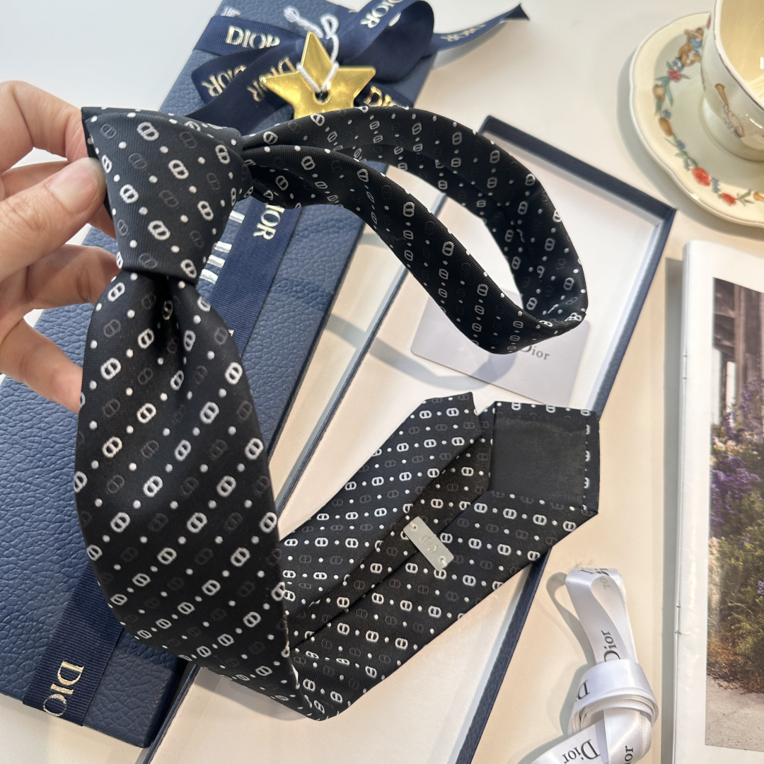 特 爆款到👏👏Do家新款领带 👔👔Dior男士【D家LOGO系列领带】，稀有😻😻展现精湛手工与时尚优雅的