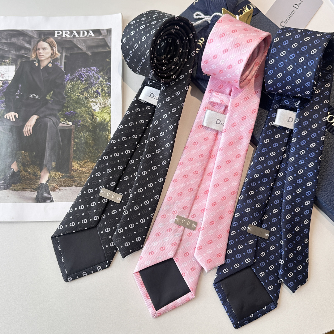 特 爆款到👏👏Do家新款领带 👔👔Dior男士【D家LOGO系列领带】，稀有😻😻展现精湛手工与时尚优雅的