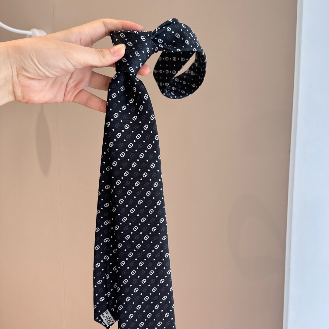 特 爆款到👏👏Do家新款领带 👔👔Dior男士【D家LOGO系列领带】，稀有😻😻展现精湛手工与时尚优雅的