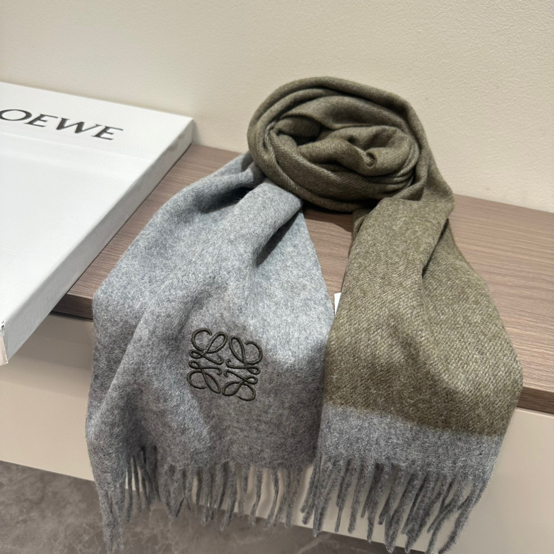 罗意威。【男女围巾】怒赞自留，难得的高端男款！家属福利！非常正的围巾~面料大爱，非常柔软细腻舒服，轻度水