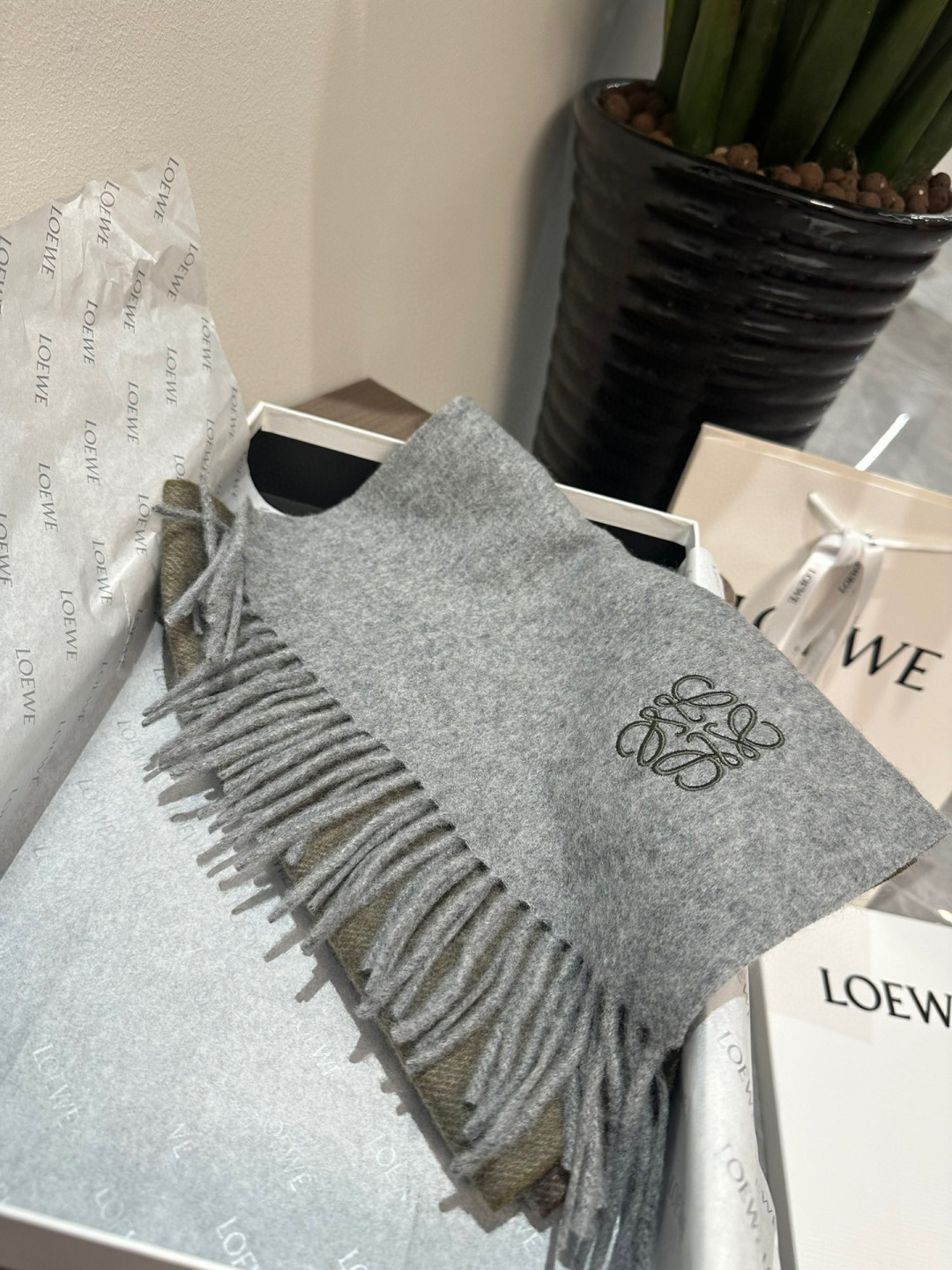 罗意威。【男女围巾】怒赞自留，难得的高端男款！家属福利！非常正的围巾~面料大爱，非常柔软细腻舒服，轻度水