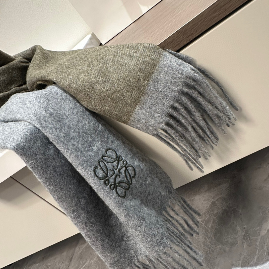 罗意威。【男女围巾】怒赞自留，难得的高端男款！家属福利！非常正的围巾~面料大爱，非常柔软细腻舒服，轻度水