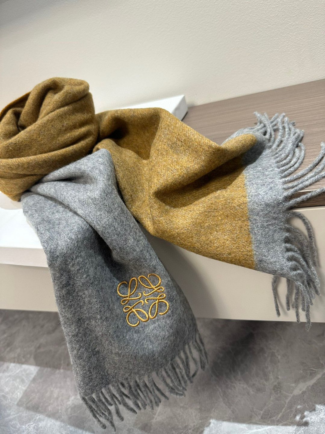 罗意威。【男女围巾】怒赞自留，难得的高端男款！家属福利！非常正的围巾~面料大爱，非常柔软细腻舒服，轻度水