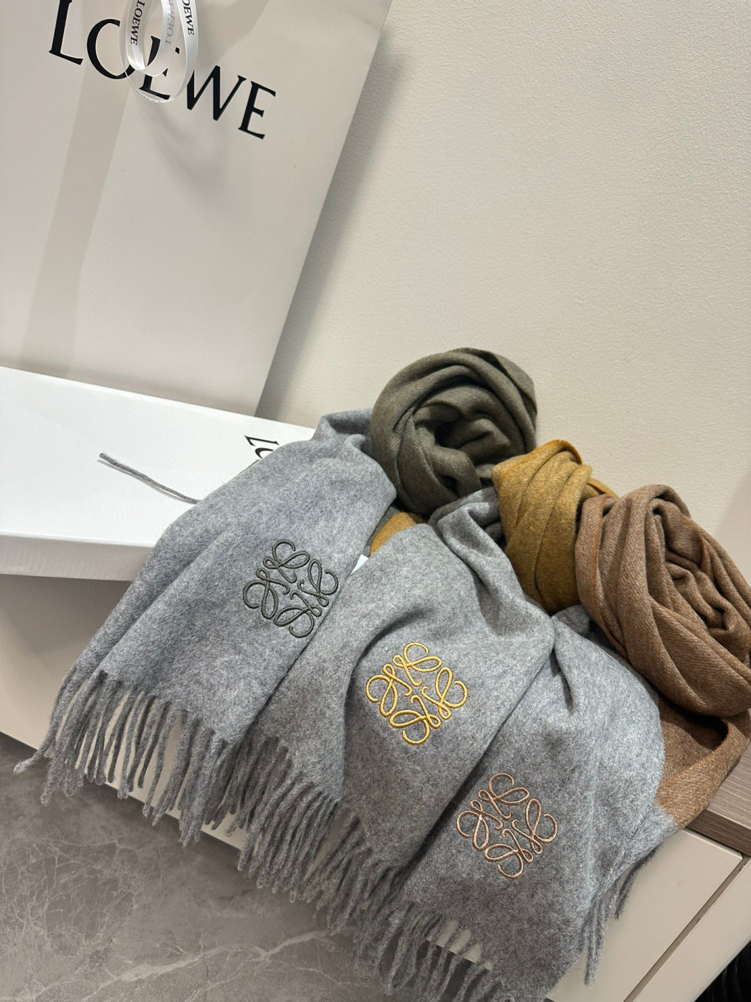 罗意威。【男女围巾】怒赞自留，难得的高端男款！家属福利！非常正的围巾~面料大爱，非常柔软细腻舒服，轻度水