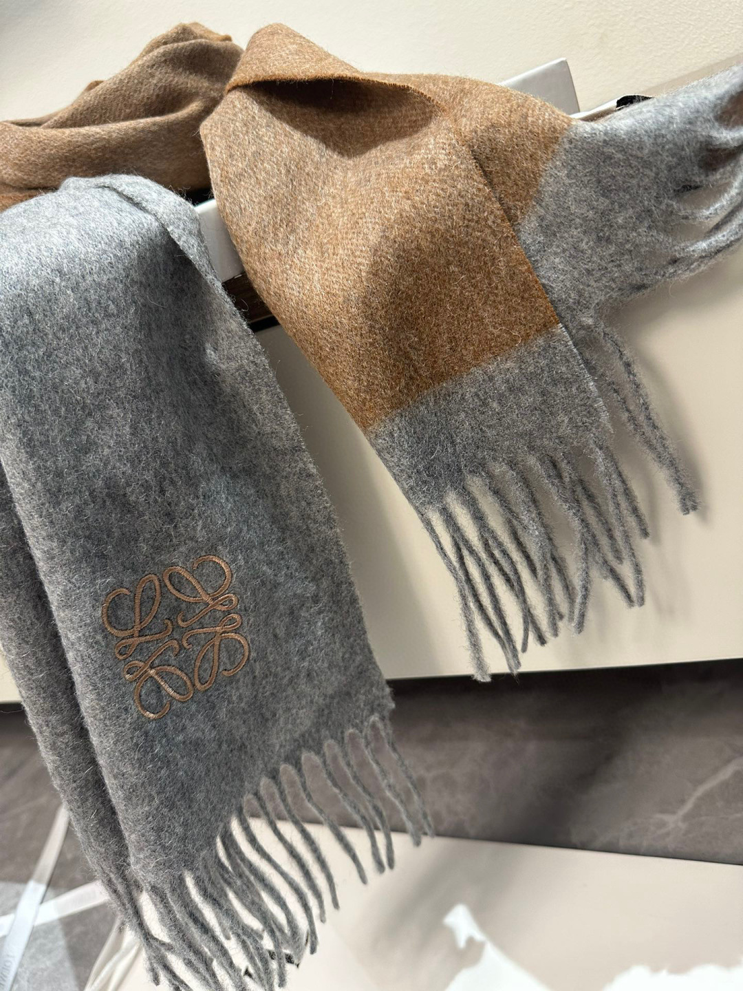 罗意威。【男女围巾】怒赞自留，难得的高端男款！家属福利！非常正的围巾~面料大爱，非常柔软细腻舒服，轻度水