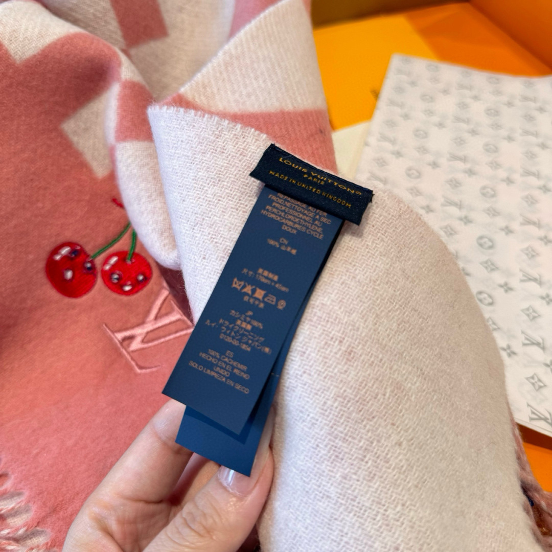 樱桃围巾❗️好看的要疯掉了，太有型太有魅力了❗️❗️非常斯文时尚的秋冬单品！真的很喜欢，非常Classi