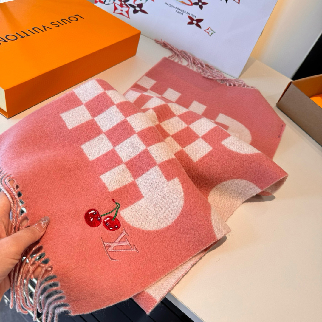 樱桃围巾❗️好看的要疯掉了，太有型太有魅力了❗️❗️非常斯文时尚的秋冬单品！真的很喜欢，非常Classi