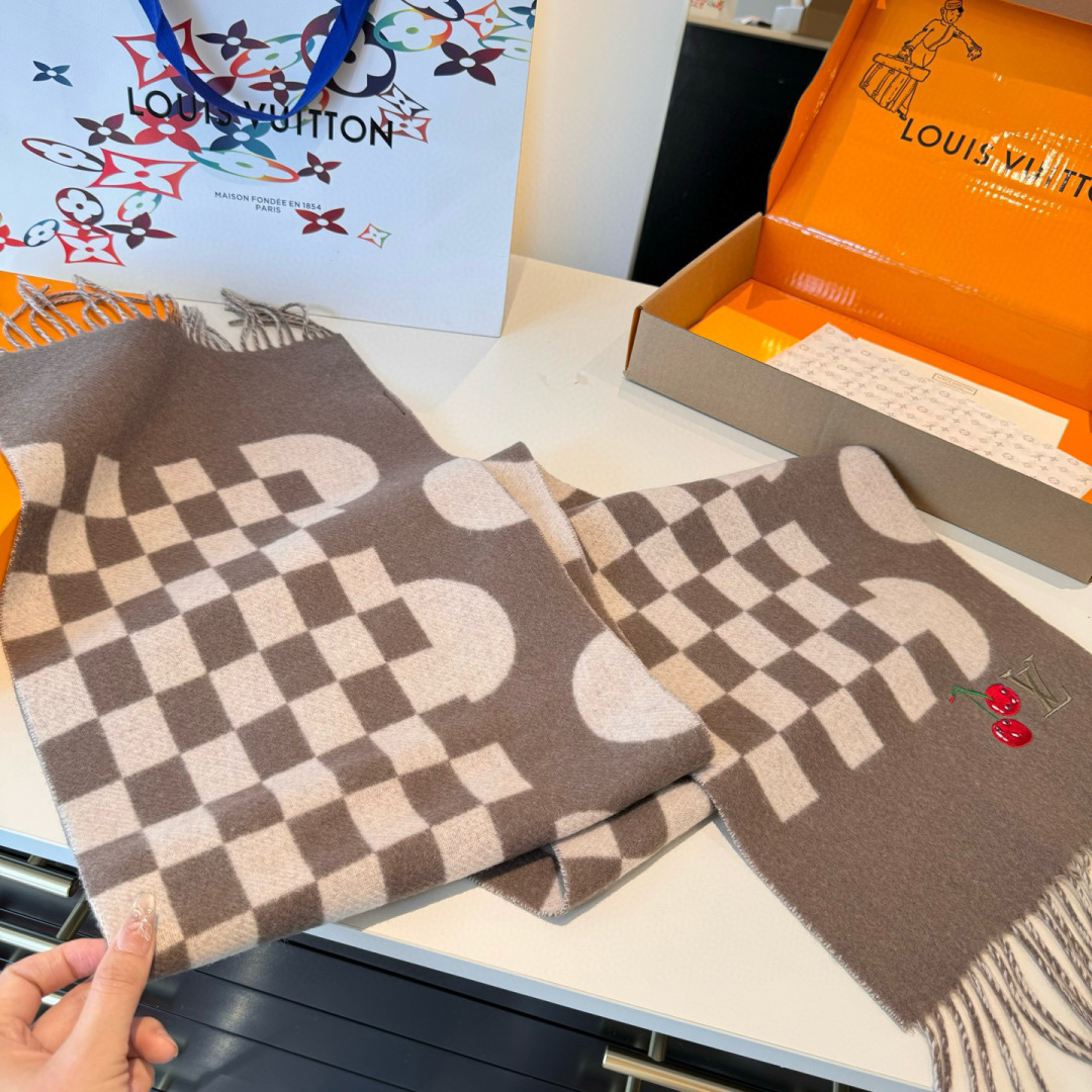 樱桃围巾❗️好看的要疯掉了，太有型太有魅力了❗️❗️非常斯文时尚的秋冬单品！真的很喜欢，非常Classi