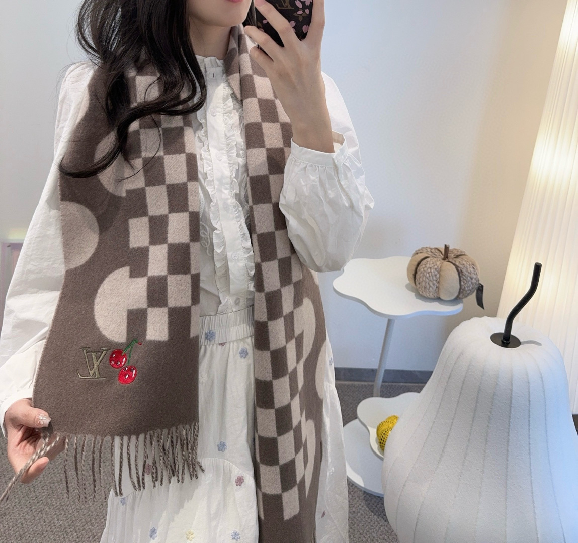 樱桃围巾❗️好看的要疯掉了，太有型太有魅力了❗️❗️非常斯文时尚的秋冬单品！真的很喜欢，非常Classi