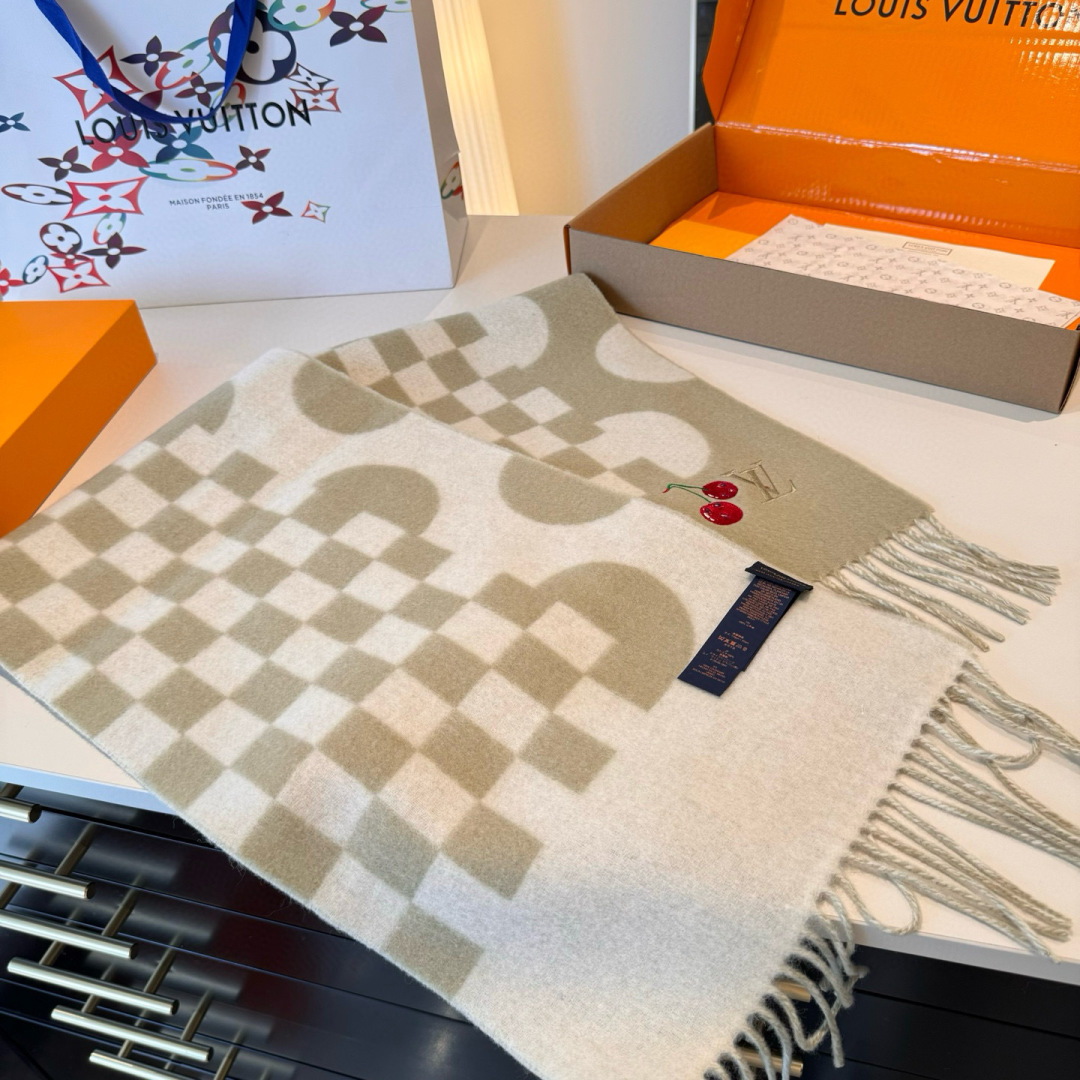 樱桃围巾❗️好看的要疯掉了，太有型太有魅力了❗️❗️非常斯文时尚的秋冬单品！真的很喜欢，非常Classi