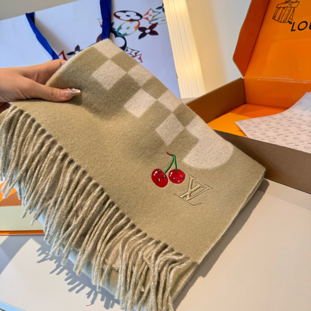 樱桃围巾❗️好看的要疯掉了，太有型太有魅力了❗️❗️非常斯文时尚的秋冬单品！真的很喜欢，非常Classi