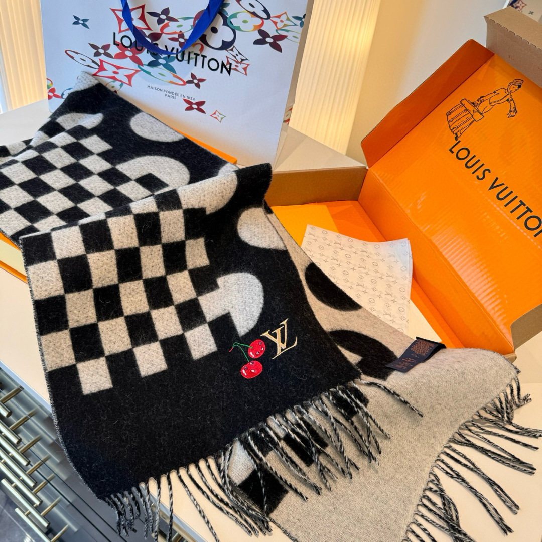 樱桃围巾❗️好看的要疯掉了，太有型太有魅力了❗️❗️非常斯文时尚的秋冬单品！真的很喜欢，非常Classi