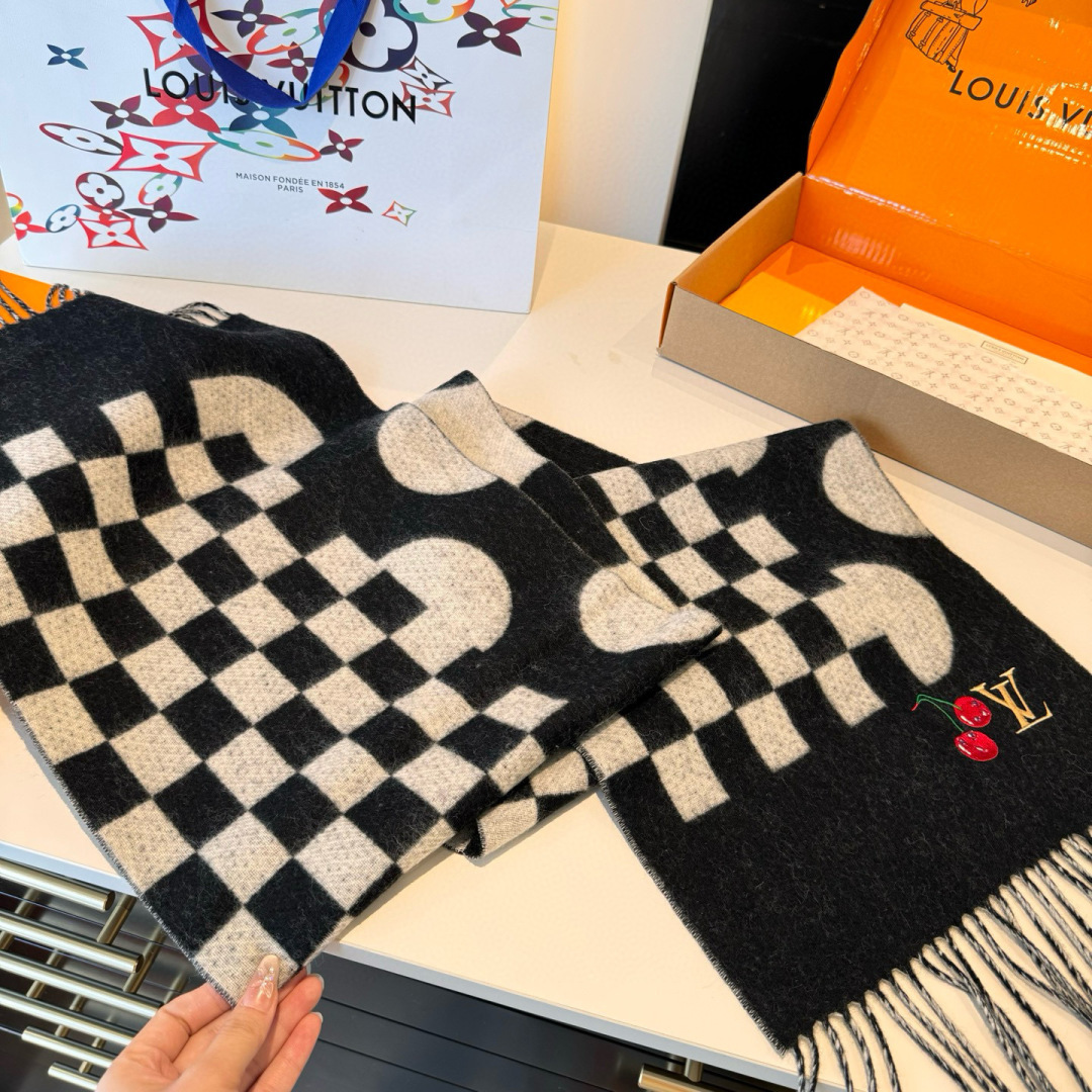 樱桃围巾❗️好看的要疯掉了，太有型太有魅力了❗️❗️非常斯文时尚的秋冬单品！真的很喜欢，非常Classi