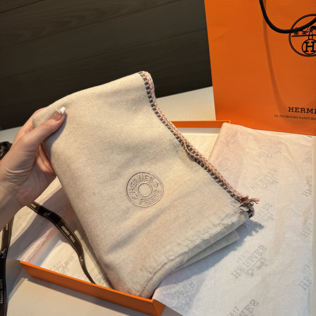上新2025爱马仕男女款围巾且买且珍惜😍~都是出口订单所以比较难遇❤️东西讲究少而精😍好看的一定要收😎这
