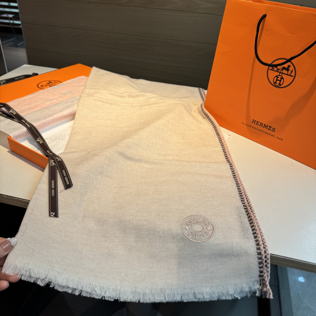 上新2025爱马仕男女款围巾且买且珍惜😍~都是出口订单所以比较难遇❤️东西讲究少而精😍好看的一定要收😎这