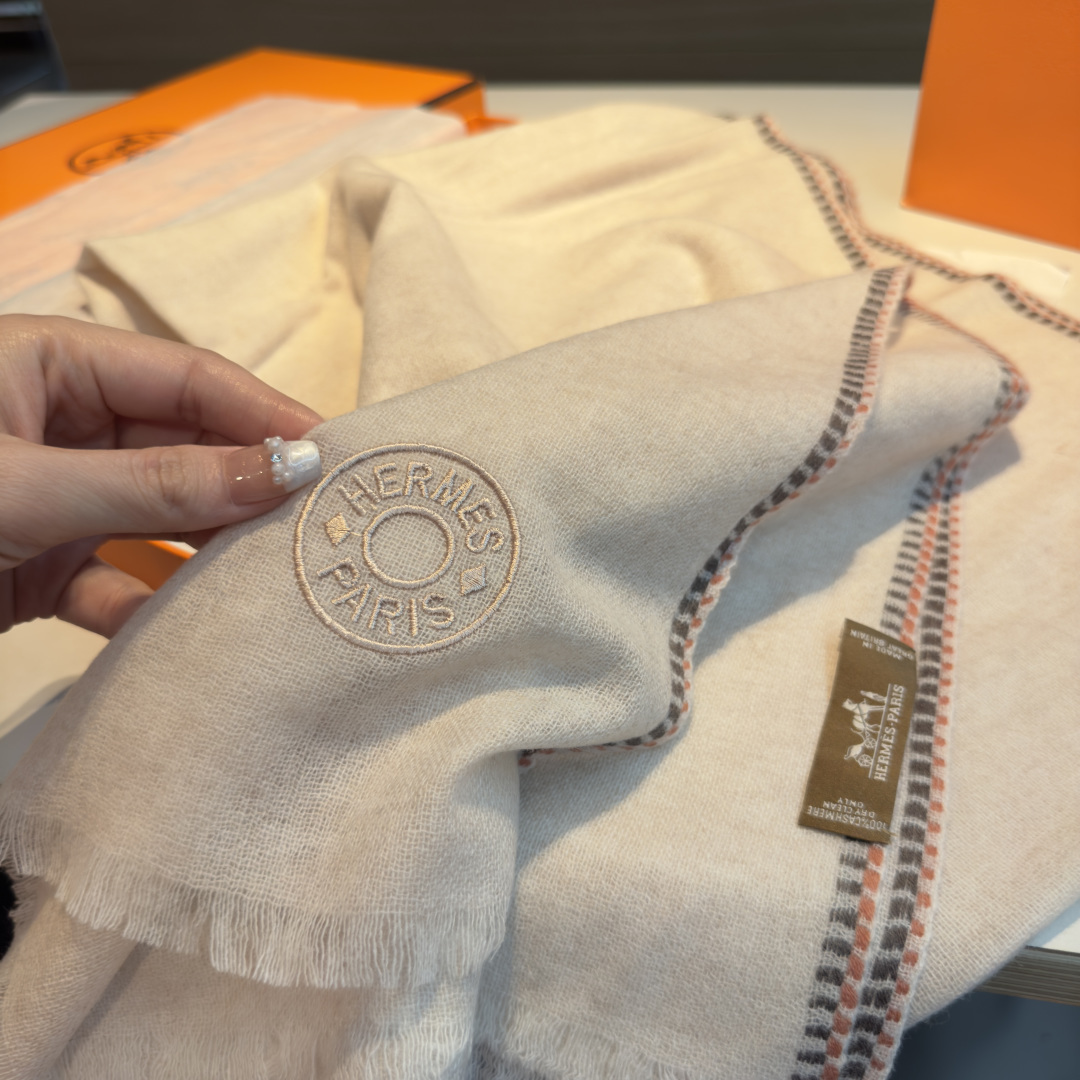 上新2025爱马仕男女款围巾且买且珍惜😍~都是出口订单所以比较难遇❤️东西讲究少而精😍好看的一定要收😎这