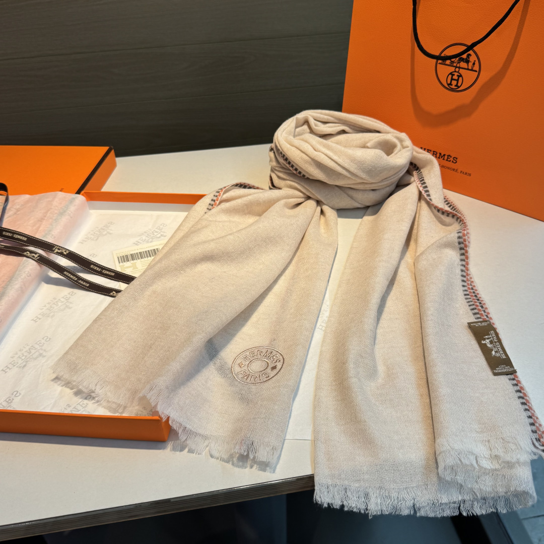 上新2025爱马仕男女款围巾且买且珍惜😍~都是出口订单所以比较难遇❤️东西讲究少而精😍好看的一定要收😎这
