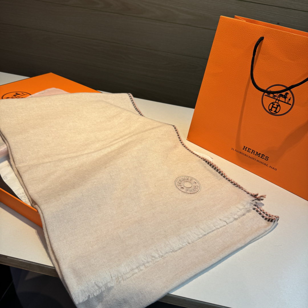 上新2025爱马仕男女款围巾且买且珍惜😍~都是出口订单所以比较难遇❤️东西讲究少而精😍好看的一定要收😎这